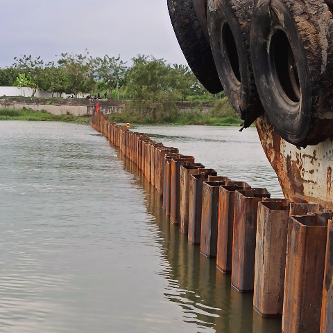 Công ty CP Cấp nước Đà Nẵng (Dawaco) cho biết, đang khẩn trương triển khai thi công tuyến đập tạm số 2 tại đập ngăn mặn sông Cẩm Lệ để ứng phó tình huống nhiễm mặn trong mùa