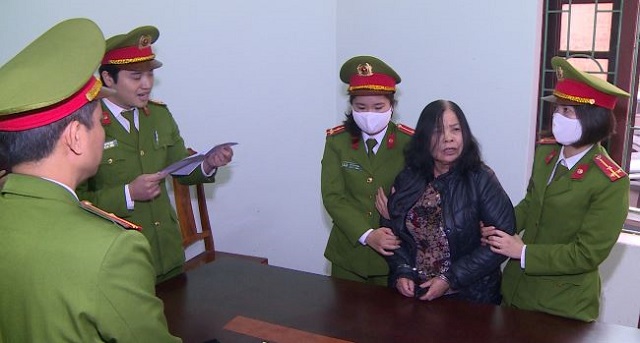 Cơ quan CSĐT Công an Thanh Hoá thi hành lệnh bắt tạm giam đối tượng Lê Thị Ngọc.