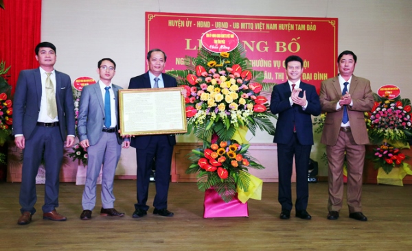 Thừa ủy quyền Ủy ban Thường vụ Quốc hội, Phó Chủ tịch UBND tỉnh Vũ Chí Giang trao Nghị quyết và tặng hoa chúc mừng thị trấn Hợp Châu