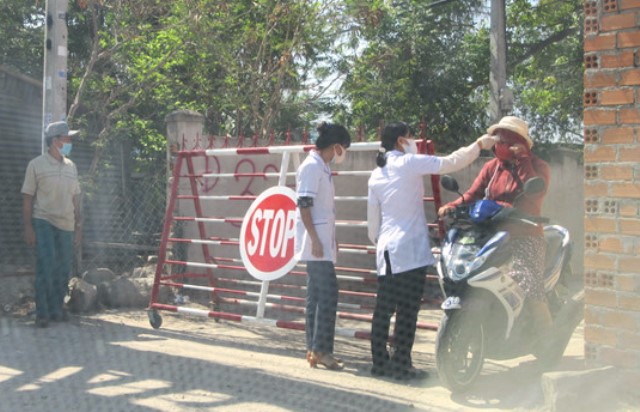 Lực lượng chức năng tổ chức kiểm tra nghiêm ngặt tại khu dân cư thôn Văn Lâm 3