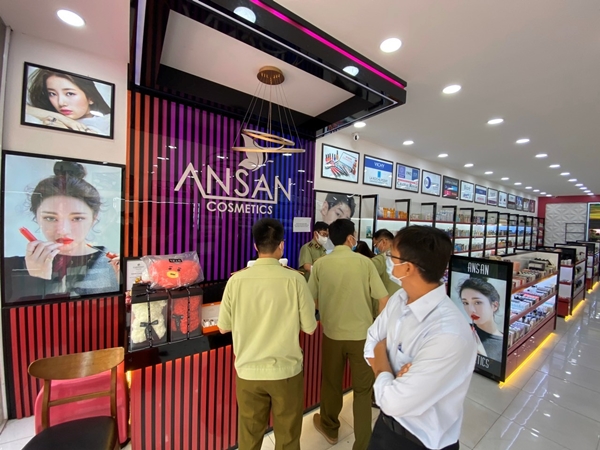 Lực lượng chức năng tiến hành kiểm tra toàn bộ số mỹ phẩm vi phạm của Hệ thống Ansan Cosmetics tại TPHCM (Ảnh: Tổng Cục QLTT)