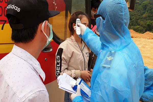 Kiểm tra y tế các hành khách qua Cửa khẩu Quốc tế Cha Lo