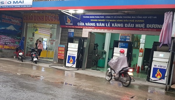 Cửa hàng bán lẻ xăng dầu Huệ Dương nằm trên dịa bàn xã Nguyên Xá, huyện Vũ Thư, Thái Bình thời điểm lúc 15h35 ngày 15/1/2020, người dân và phóng viên ghi nhận chưa thực hiện điều chỉnh giá bán lẻ xăng dầu theo quy định
