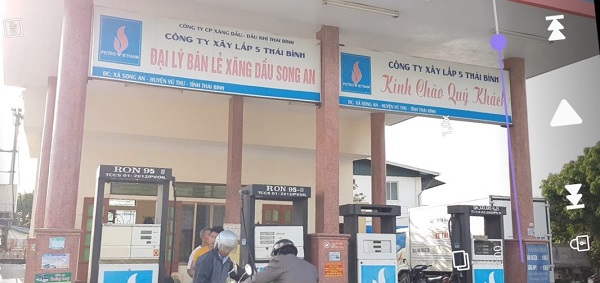 Đại lý bán lẻ xăng dầu Song An Vũ Thư nằm trên địa bàn xã Song An, huyện Vũ Thư, Thái Bình tại thời điểm lúc 15h 47’ ngày 15/1/2020, người dân ghi nhận chưa thực hiện điều chỉnh lại giá bán lẻ xăng dầu theo quy định
