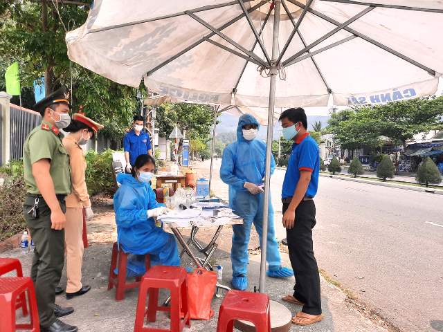 Chốt cặn chân đèo Hải Vân và phía nam hầm Hải Vân (quận Liên Chi