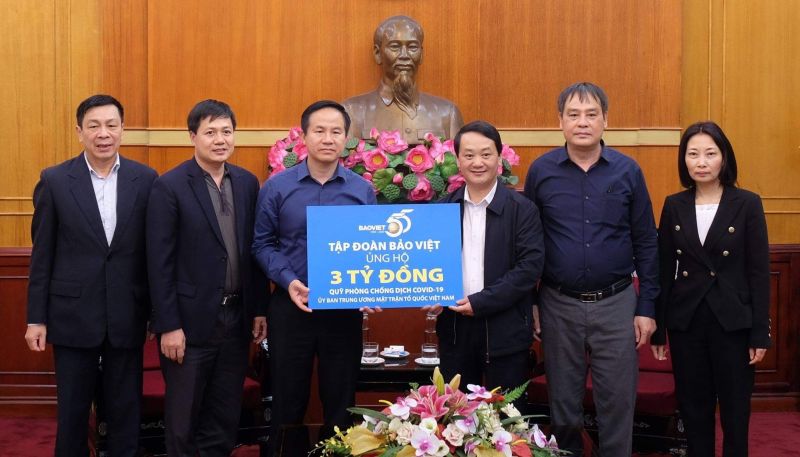 Ông Đào Đình Thi - Chủ tịch Hội đồng Quản trị Tập đoàn Bảo Việt - đại diện cho Tập đoàn, đã trao ủng hộ 3 tỷ đồng cho Quỹ Phòng chống dịch Covid-19