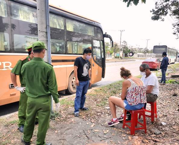 Cận cảnh 7 chốt kiểm tra người ra vào TP của lực lượng chức năng làm nhiệm vụ 24/24