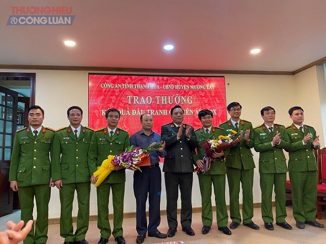 Thiếu tướng Nguyễn Hải Trung, Ủy viên Ban Thường vụ Tỉnh ủy, Giám đốc Công an tỉnh trao thưởng cho ban chuyên án