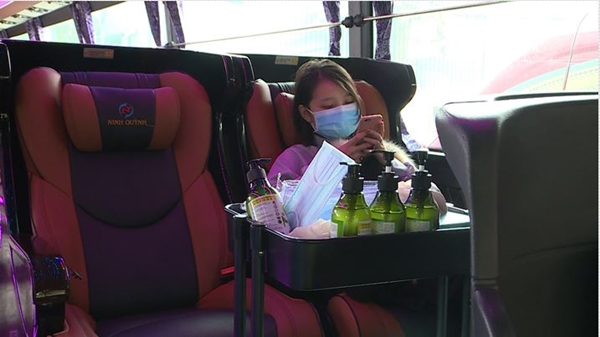 Nhà xe hỗ trợ cấp nước sát khuẩn cho hành khách sử dụng miễn phí