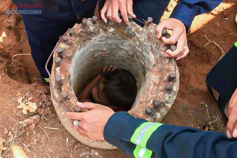 Pui Phong (8 tuổi, l&agrave;ng Klăl 1, x&atilde; Ia Der, huyện Ia Grai, tỉnh Gia Lai) bị mắc kẹt trong hố s&acirc;u trụ điện cao thế.