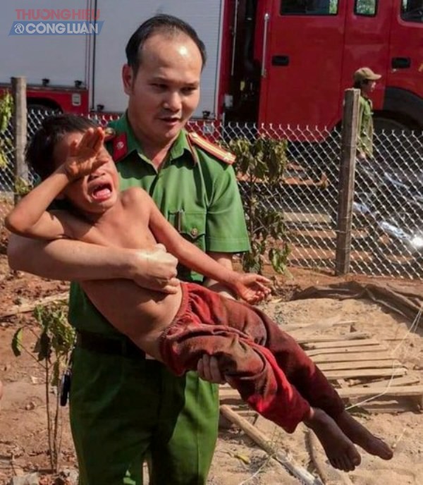 Đến 15 giờ c&ugrave;ng ng&agrave;y, ch&aacute;u b&eacute; được giải cứu an to&agrave;n