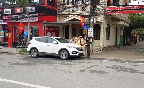 Lực lượng CSGT Công an tỉnh Vĩnh Phúc lập biên bản đối với hành vi đỗ xe ngược chiều tại TP. Vĩnh Yên