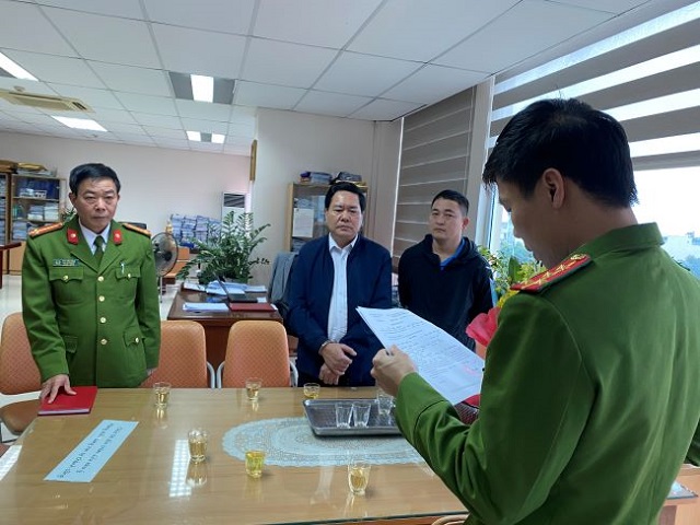 Lực lượng Công an tiến hành khám xét nơi làm việc Nguyễn Ngọc Đính.