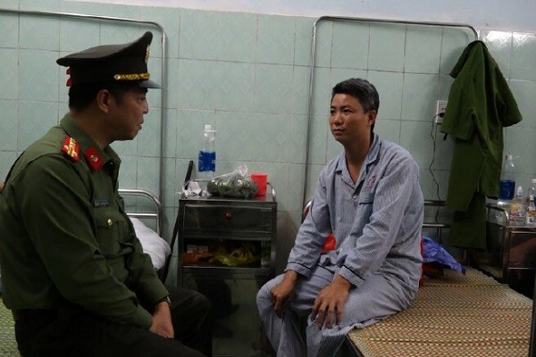 Đại tá Trần Hải Quân tới thăm hỏi Đại úy Hải - người bị đối tượng Thảo tấn công, đang điều trị tại bệnh viện.