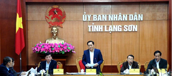 Phó chủ tịch phụ trách UBND tỉnh Lạng Sơn, Hồ Tiến Thiệu phát biểu tại buổi họp