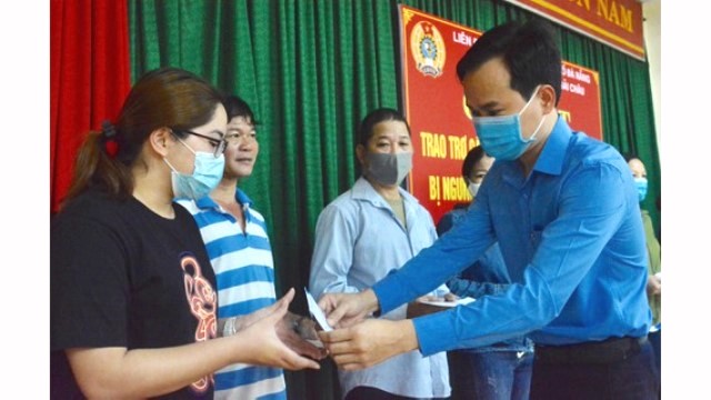 Ông Nguyễn Duy Minh, Chủ tịch Liên đoàn Lao động TP. Đà Nẵng trao quà cho đoàn viên, người lao động bị mất việc làm do ảnh hưởng dịch Covid-19