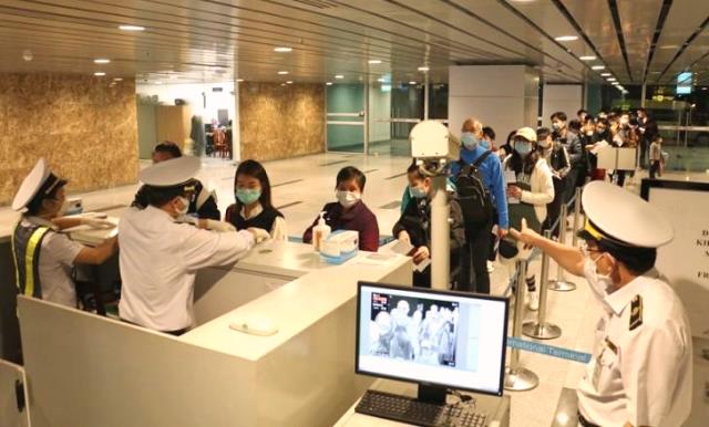 Kiểm tra thân nhiệt hành khách tại sân bay quốc tế Đà Nẵng
