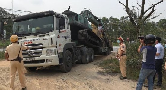 Kiểm tra xe qu&aacute; tải