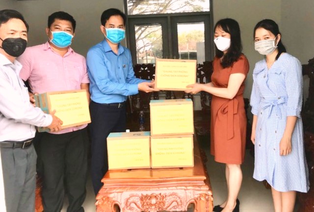 Liên đoàn Lao động TP. Đà Nẵng cũng đã phối hợp Bưu điện TP. Đà Nẵng trao 250 chai gel rửa tay sát khuẩn cho công nhân, lao động tại Công ty Quảng An