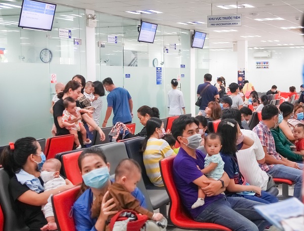 Ngay ngày khai trương, rất đông người dân Tiền Giang đã đến VNVC Mỹ Tho đăng ký tiêm chủng và trải nghiệm dịch vụ tiêm chủng cao cấp 5 sao