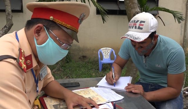 L&aacute;i xe Trần Đăng Huấn phải k&yacute; v&agrave;o bi&ecirc;n bản nhận sai phạm