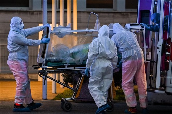 Bệnh nhân Covid-19 được đưa vào bệnh viện ở Rome, Italy (Ảnh: AFP/TTXVN)