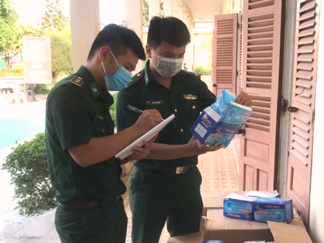 Đà Nẵng: Bộ đội biên phòng tạm giữ 10.000 khẩu trang y tế không rõ nguồn gốc