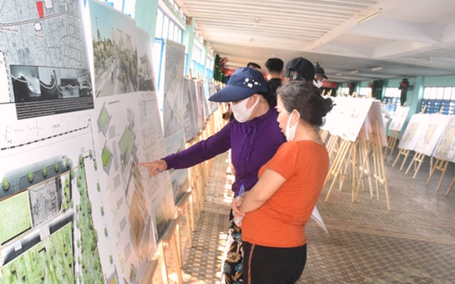 Một số tiểu thương chợ Cồn t&igrave;m hiểu v&agrave; tham gia đ&aacute;nh gi&aacute; c&aacute;c phương &aacute;n thi tuyển kiến tr&uacute;c chợ Cồn