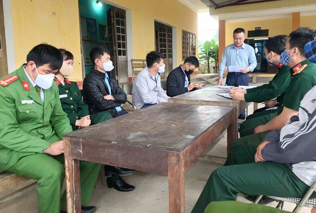 Các lực lượng công an phối hợp với các cơ quan chức năng khác triển khai phương án cách ly tại trạm y tế phường Đông Sơn, thị xã Bỉm Sơn (Thanh Hóa)