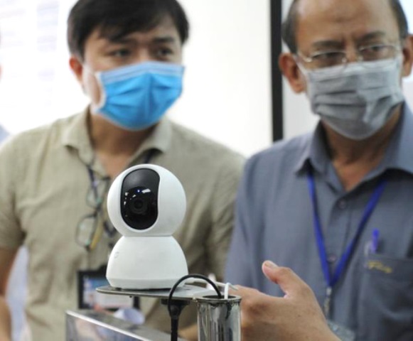 Mắt thần được gắn tr&ecirc;n để robot nhận biết, di chuyển theo hướng được điều khiển.