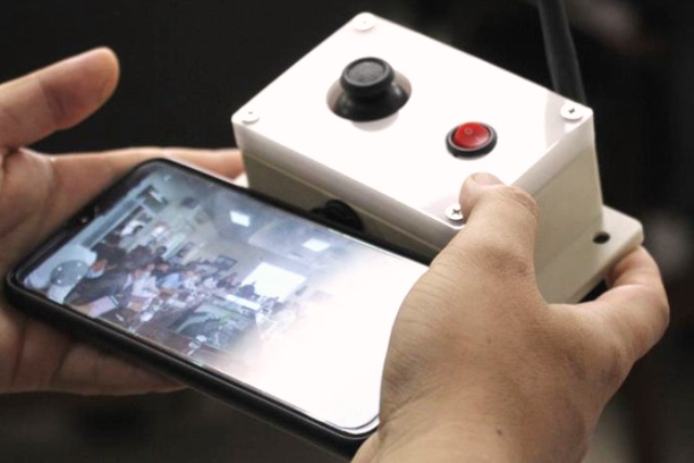 Điều khiển robot đơn giản bằng ph&iacute;m điều hướng v&agrave; camera.