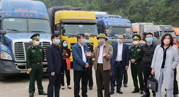 Phó chủ tịch tỉnh Lạng Sơn, Nguyễn Công Trưởng cùng đoàn công tác kiểm tra công tác phòng chống dịch