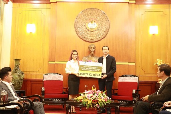 Đại diện thương hiệu sữa Dr OatCare tại Việt Nam, bà Bạch Thái Bảo trao 34.000 phần sữa hạt trị giá 850 triệu đồng cho những trại cách ly tập trung