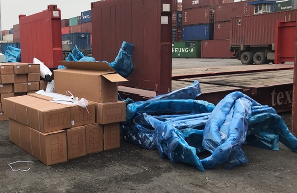 Hàng hóa được bốc xếp ra khỏi container để tiến hành kiểm tra
