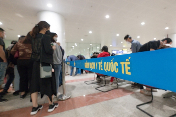 Hành khách nhập cảnh chờ lấy mẫu xét nghiệm Covid-19 tại sân bay quốc tế Nội Bài (Ảnh: NAM TRẦN)