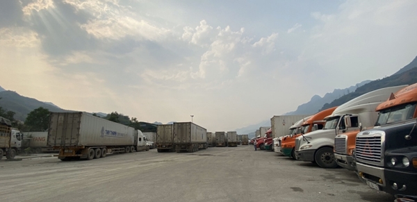 Hàng loạt xe hàng chờ xuất sang Trung Quốc tại cửa khẩu quốc tế Thanh Thủy