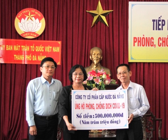 Chủ tịch Ủy ban MTTQ Việt Nam thành phố Đặng Thị Kim Liên (giữa) tiếp nhận kinh phí ủng hộ từ đại diện Công ty CP Cấp nước Đà Nẵng (bìa phải