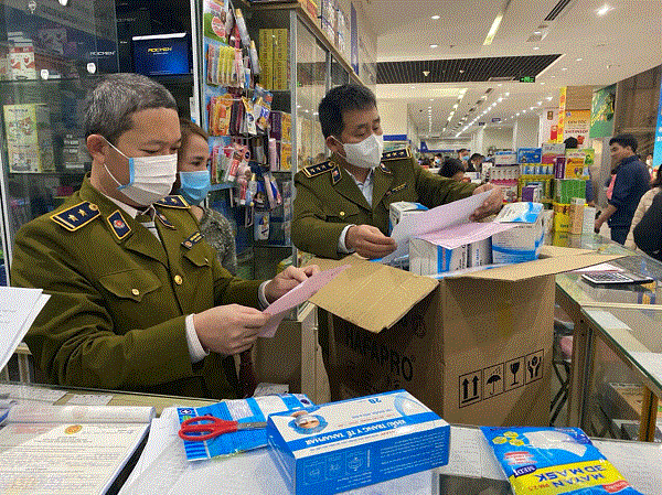 Lực lượng chức năng kiểm tra hàng hóa khẩu trang y tế