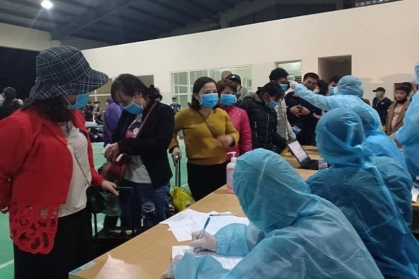 Cơ quan chức năng kiểm tra y tế với những công dân trở về nước tại khu cách ly cổng B, huyện Hương Sơn