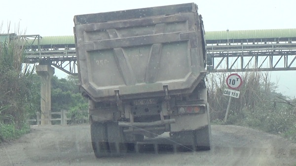 Hoa Lư (Ninh Bình): Xe quá tải ra sức tung hoành, cầu Dưỡng Thượng đứng trước nguy cơ “đổ sập”