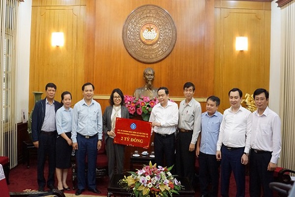 Bảo hiểm xã hội Việt Nam đã trao 2 tỷ đồng ủng hộ ủng hộ công tác phòng chống dịch COVID-19. (Ảnh: PV/Vietnam+)