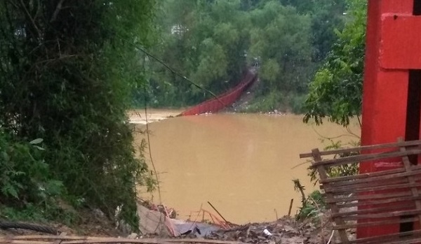 Mưa đá kèm theo dông lốc khiến một cây cầu tại Lào Cai bị đứt cáp, gãy đổ trong đêm 24/3.