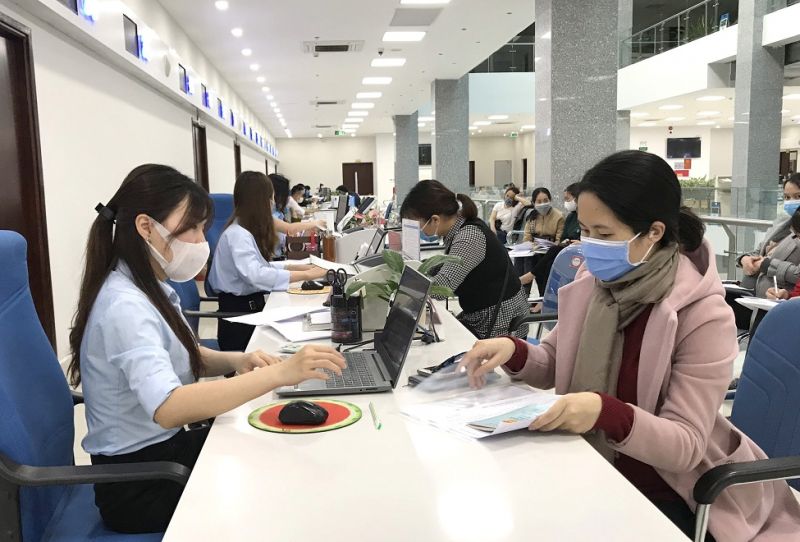 Thực hiện đeo khẩu trang tại trung tâm hành chính công