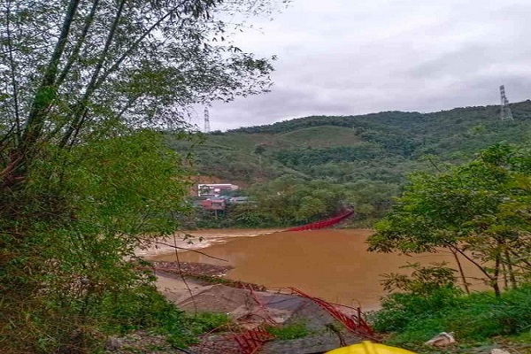 Cầu treo Việt Tiến (huyện Bảo Yên) bị gió lốc quật đổ. (Ảnh: FB)