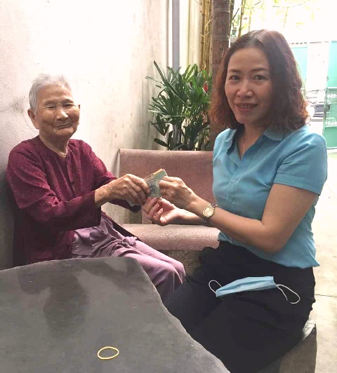 Mẹ Chi trao tặng số tiền 5 triệu đồng cho Uỷ ban Mặt trận tổ quốc phường Thanh Bình vì lúc này chính quyền đang khó khăn.