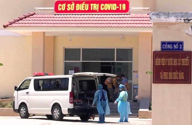 Ba du khách nghi nhiễm Covid-19 được cán bộ nhân viên y tế đưa vào cách ly tại cơ sở điều trị Covid-19, Bệnh viện YDHCT-PHCN tỉnh Bình Thuận.