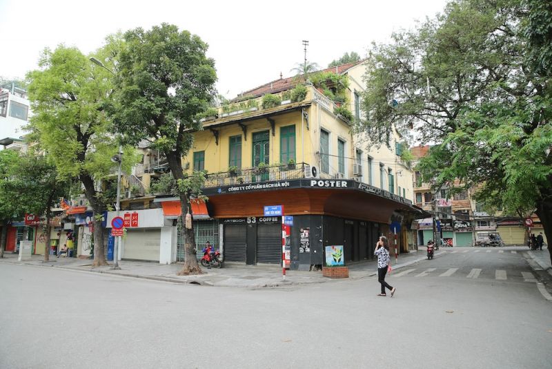 Ngay sau chỉ đạo của Chủ tịch UBND TP Hà Nội về phòng dịch Covid-19, hàng loạt hàng quán đã đóng cửa, một số treo biển chỉ bán mua về hoặc dùng các dịch vụ bán hàng trực tuyến.