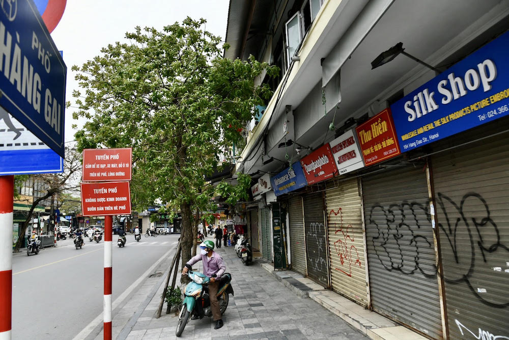 Hàng loạt cửa hàng kinh doanh trên phố Hàng Gai đã tạm dừng hoạt động