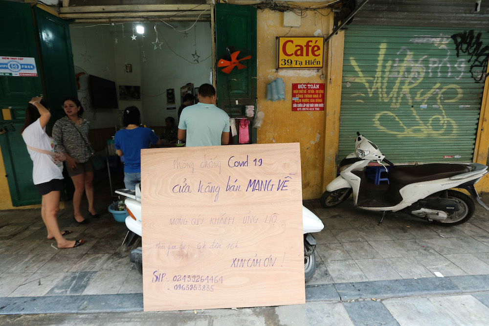 Một cửa hàng trên phố Tạ Hiện cũng đã treo biển chung tay phòng, chống Covid-19 chỉ bán hàng mang về