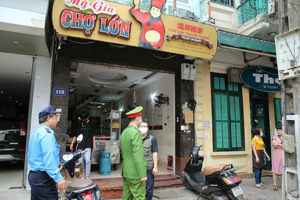 Cũng trong sáng nay, lực lượng chức năng đã tới nhắc nhở các hàng quán không cần thiết đóng cửa theo chỉ đạo của Chủ tịch UBND TP Hà Nội
